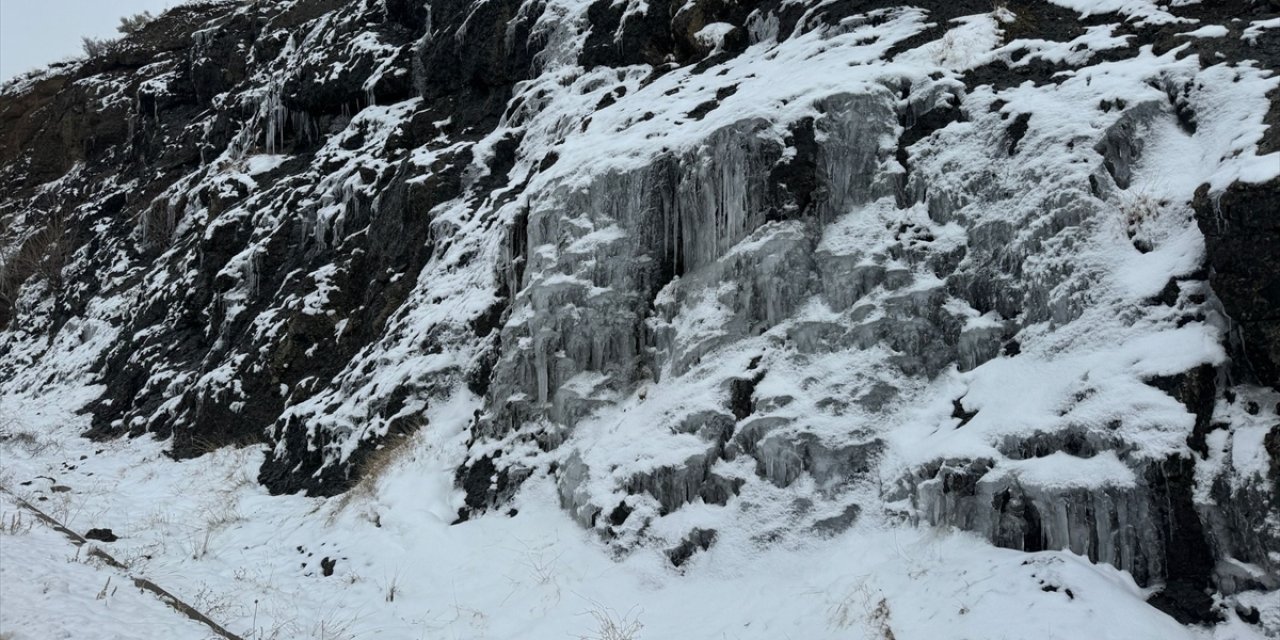 Yozgat'ta ağaçlarda ve banklarda buz sarkıtları oluştu