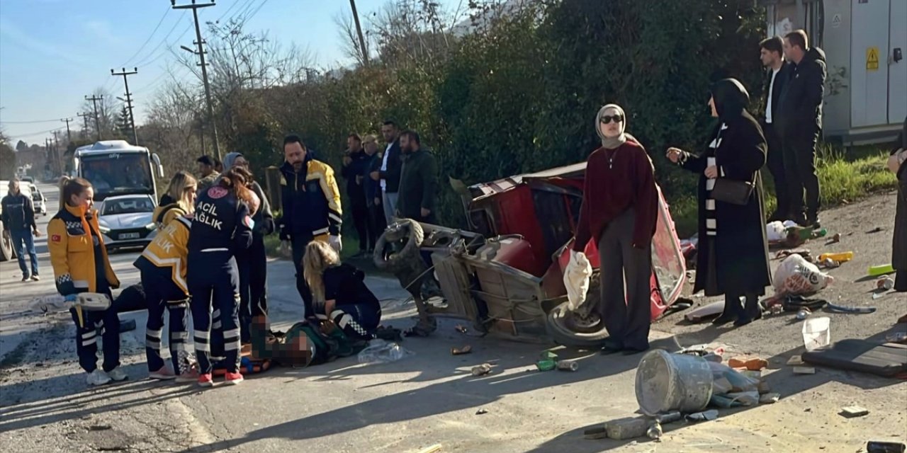 Sakarya'da kamyonetle çarpışan elektrikli motosikletin sürücüsü öldü, oğlu yaralandı