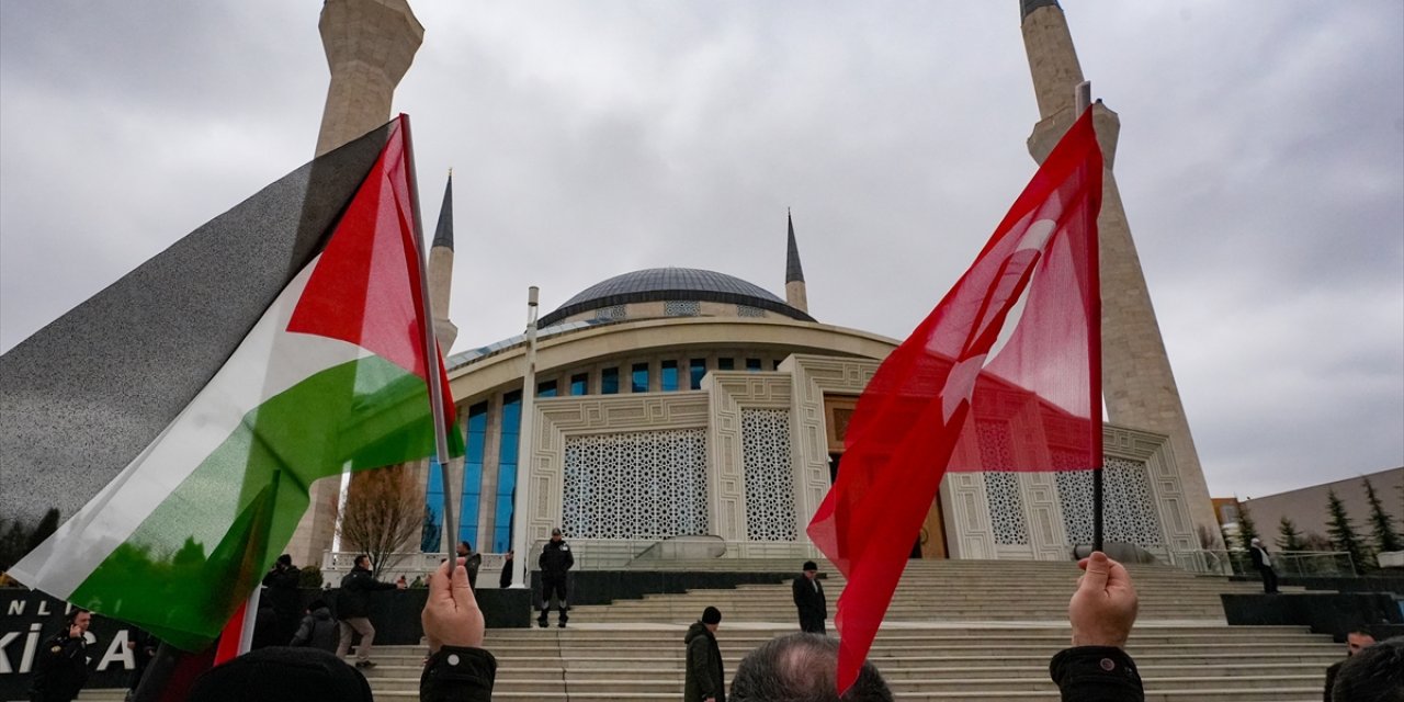 Ankara Filistin Dayanışma Platformu üyeleri, cuma namazı sonrası İsrail'i protesto etti