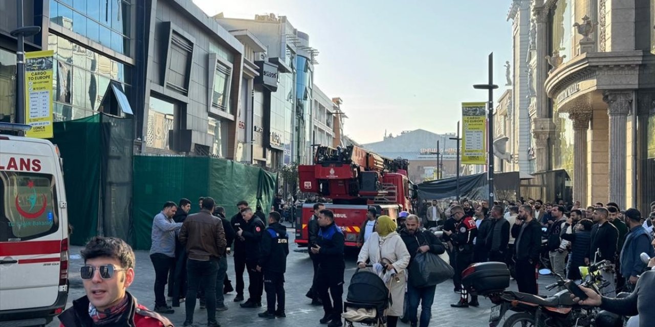 GÜNCELLEME - Güngören'de yıkım sırasında kısmen çöken binada göçük altında kalan 2 işçiden biri kurtarıldı