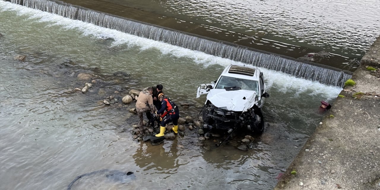 Rize'de öğrenci servisi ile otomobilin çarpıştığı kazada 10 kişi yaralandı