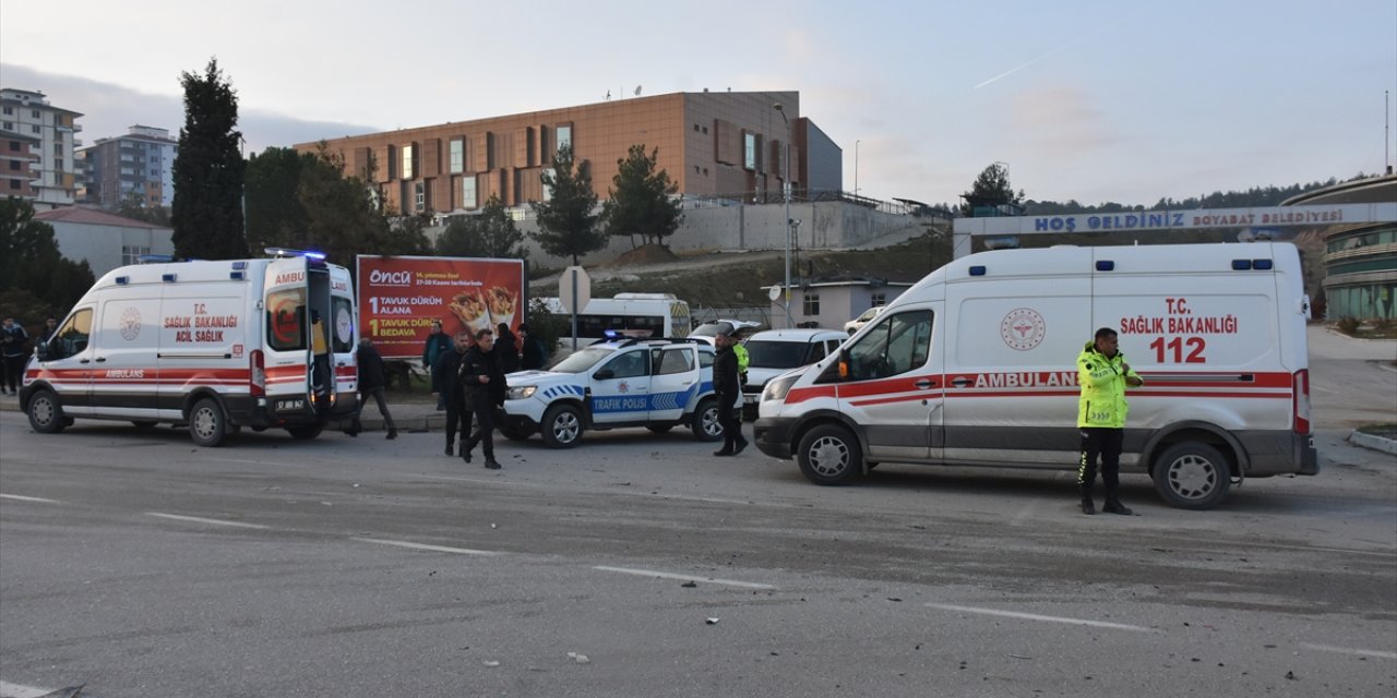 Sinop'ta öğrenci servisi ile otomobil çarpıştı, 3 kişi yaralandı