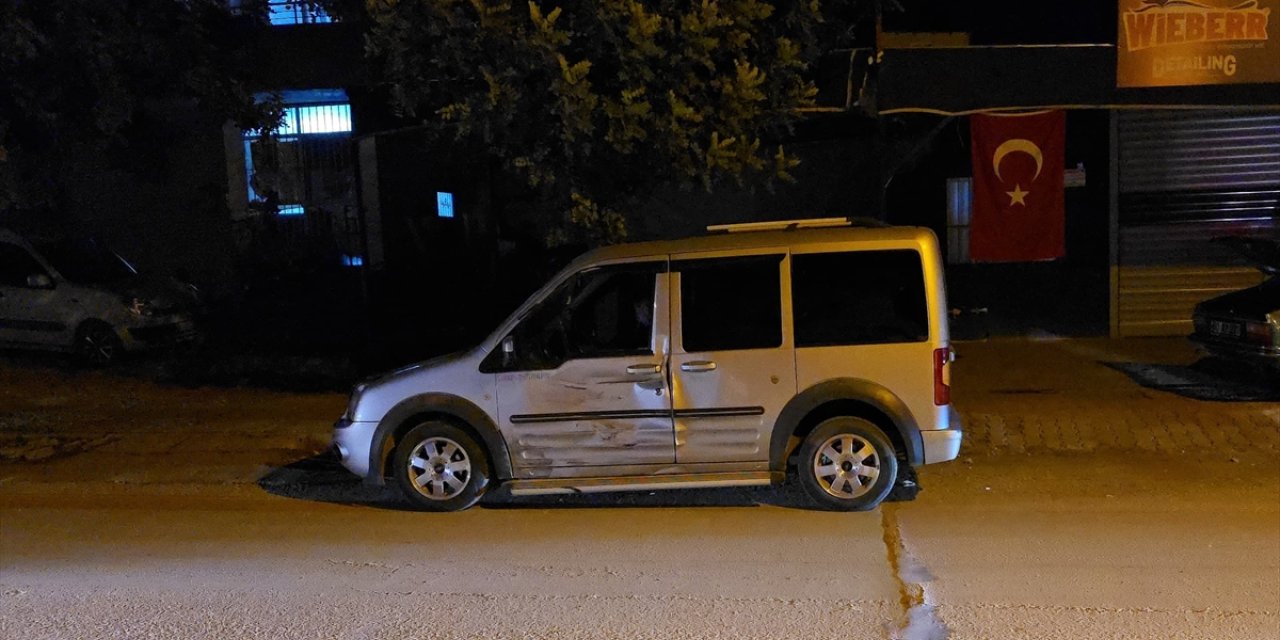 Adana'da hafif ticari araçla çarpışan motosikletteki 2 kişi yaralandı