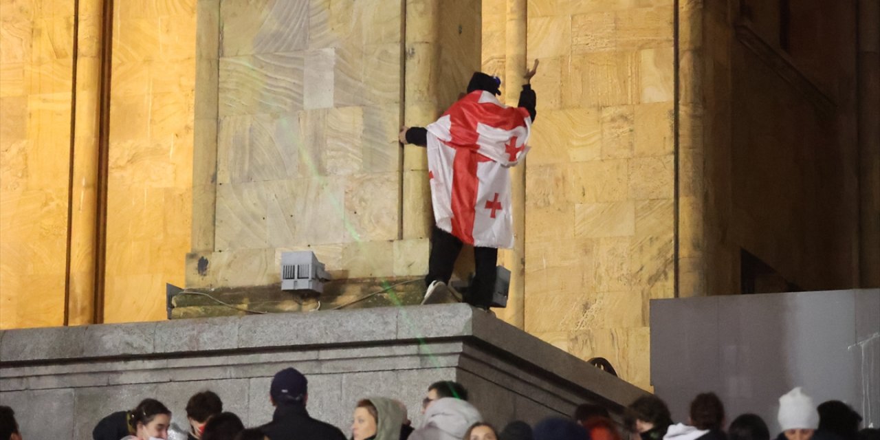 Gürcistan'da, AB'ye katılım müzakerelerinin askıya alınmasına karşı protestolar bugün de sürüyor