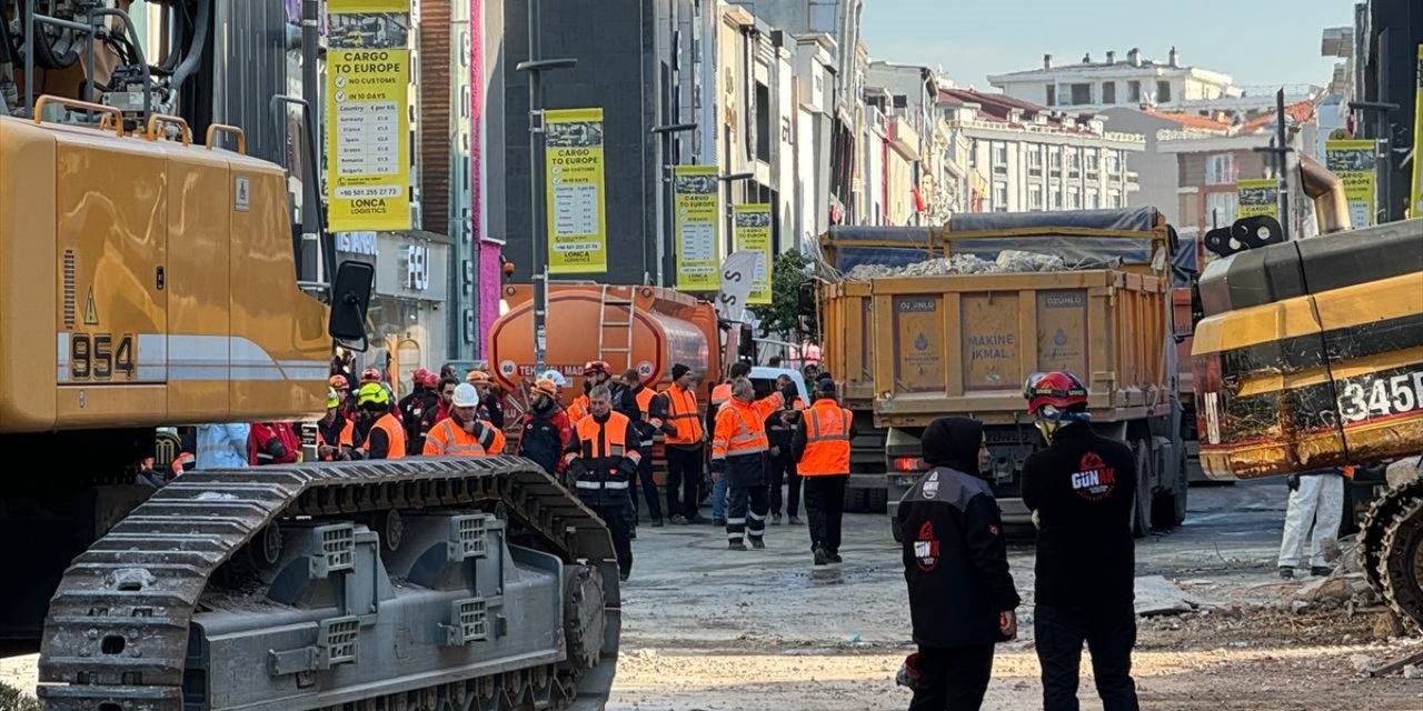 Güngören'de çöken binanın enkazında kalan işçiyi kurtarma çalışmaları sürüyor