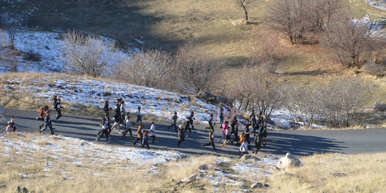 Hakkari'de sporcular, antrenmanlarını sıcak asfalt dökülen köy yolunda yaptı