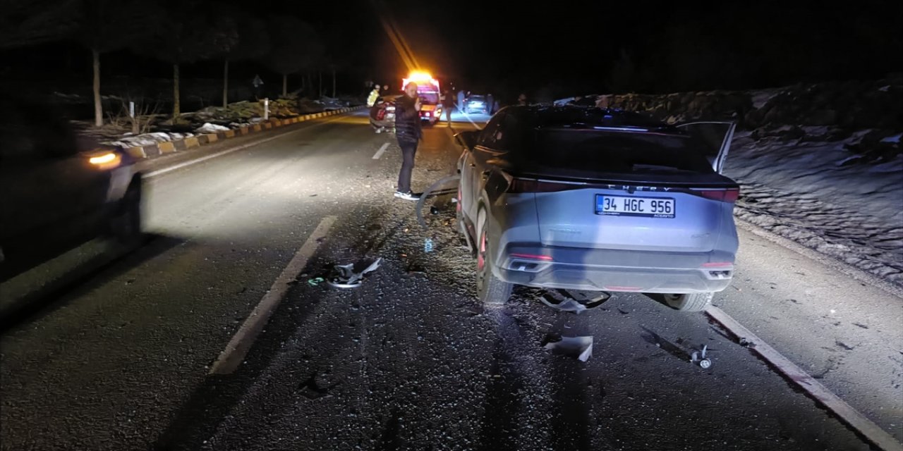 Karabük'te cipin arızalanan otomobile çarptığı kazada 3 kişi yaralandı