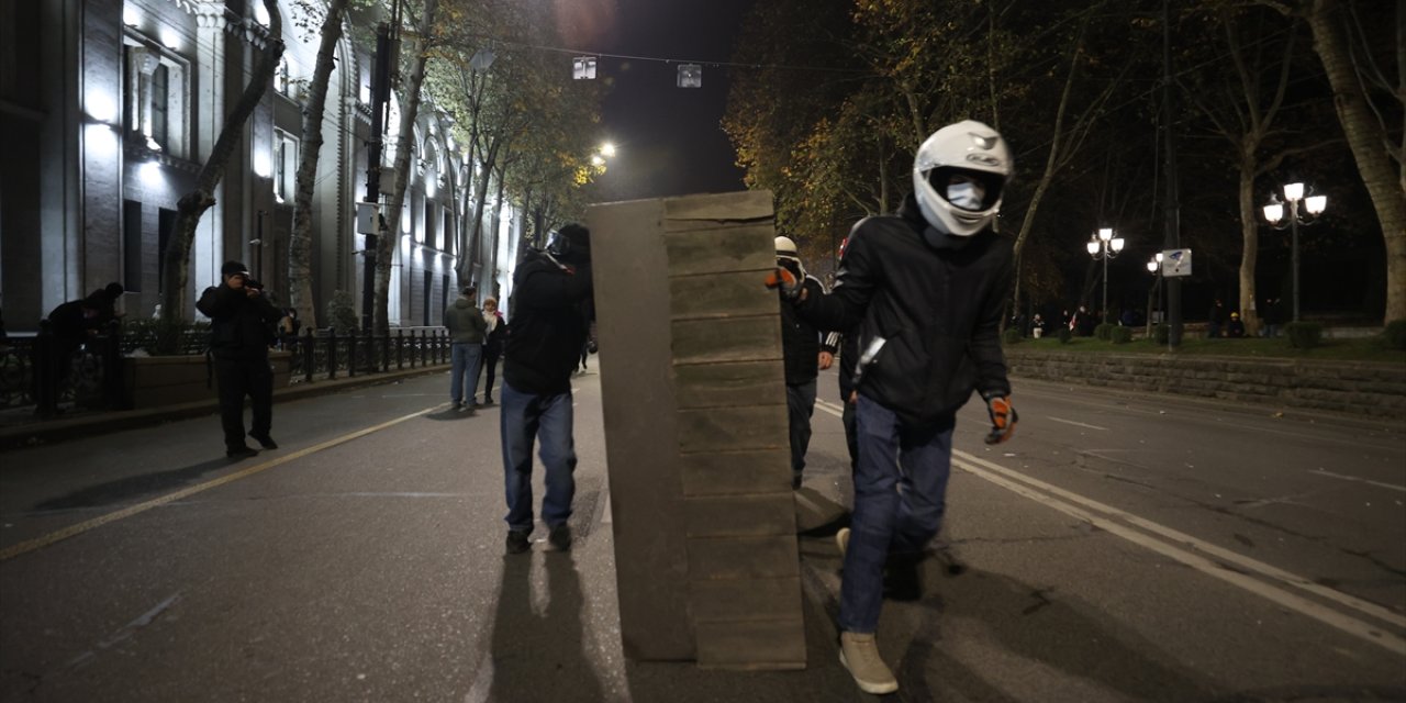 Gürcistan'da AB yanlısı göstericilerin hükümet karşıtı eylemlerine polis müdahale etti