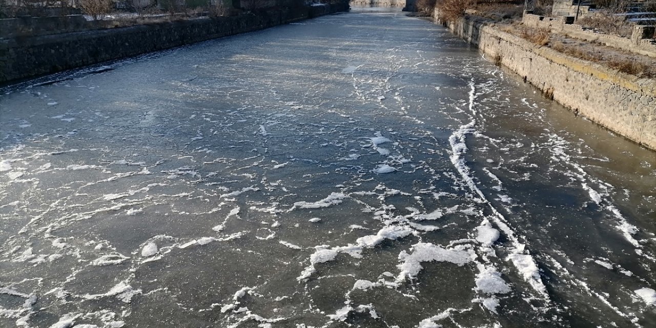 Kars Çayı soğuk hava nedeniyle kısmen buzla kaplandı