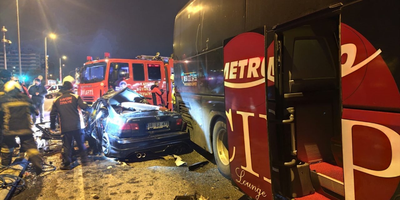 Kayseri'de 2 yolcu otobüsü ile 1 otomobilin karıştığı trafik kazasında 2 kişi öldü, 1 kişi yaralandı