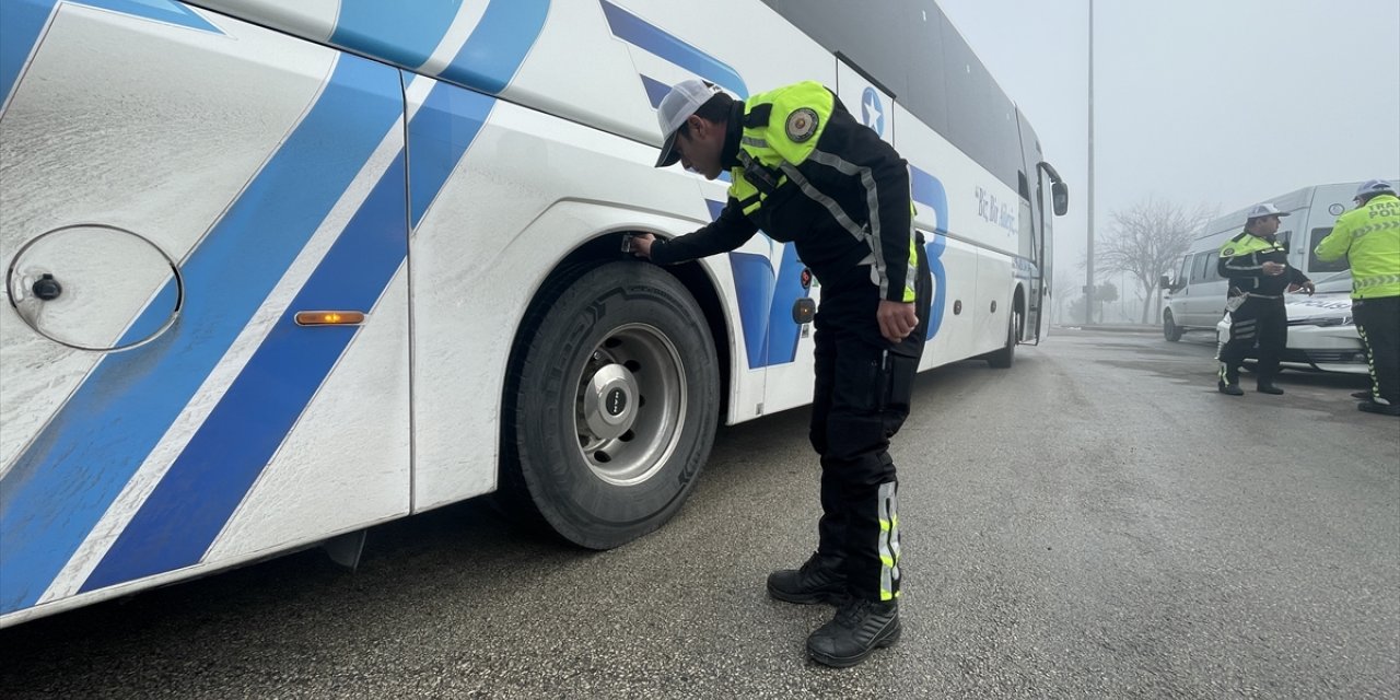 Bolu'da yolcu otobüslerinde zorunlu kış lastiği denetimi yapıldı