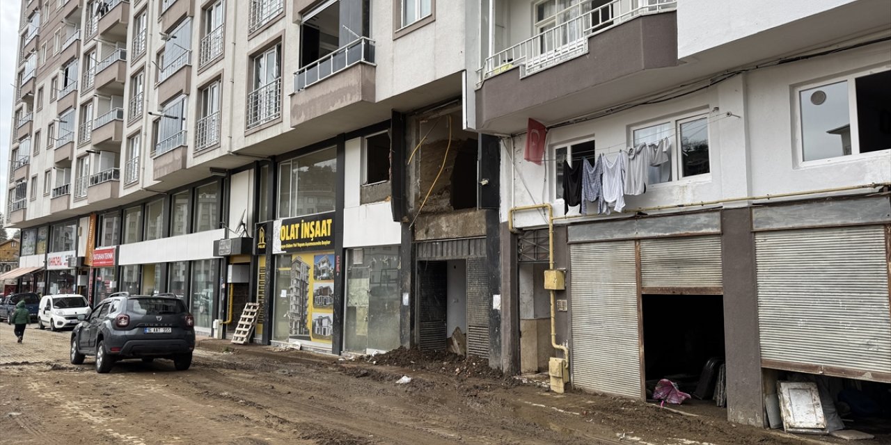 Rize'de tahliye edilen apartmanın sakinleri yeni heyelan riskine karşı uyarılıyor