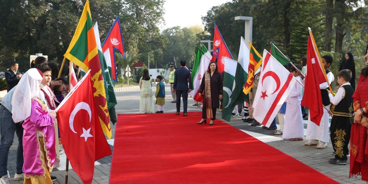 Pakistan Dışişleri Bakanlığında düzenlenen kermeste yabancı kültürler tanıtıldı