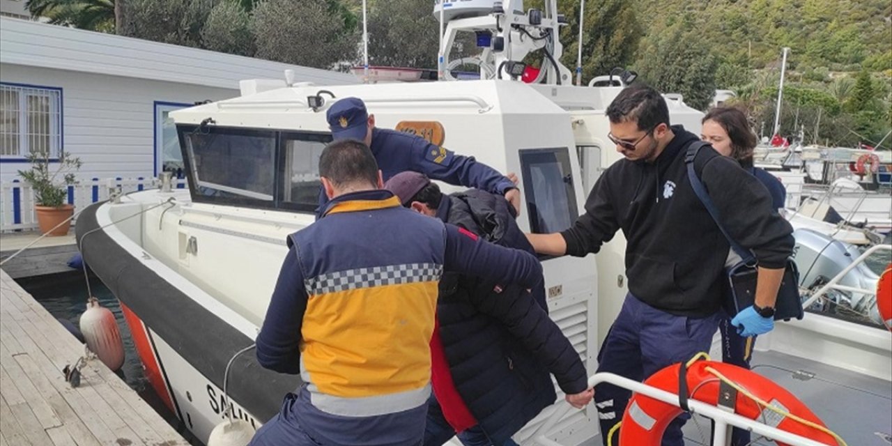 Bodrum açıklarında teknede rahatsızlanan kişiye sahil güvenlik ekiplerince müdahale edildi