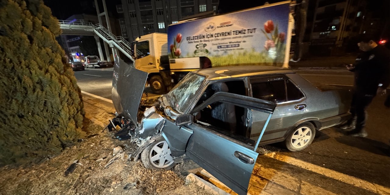 Elazığ'da 3 aracın karıştığı kazada 3 kişi yaralandı