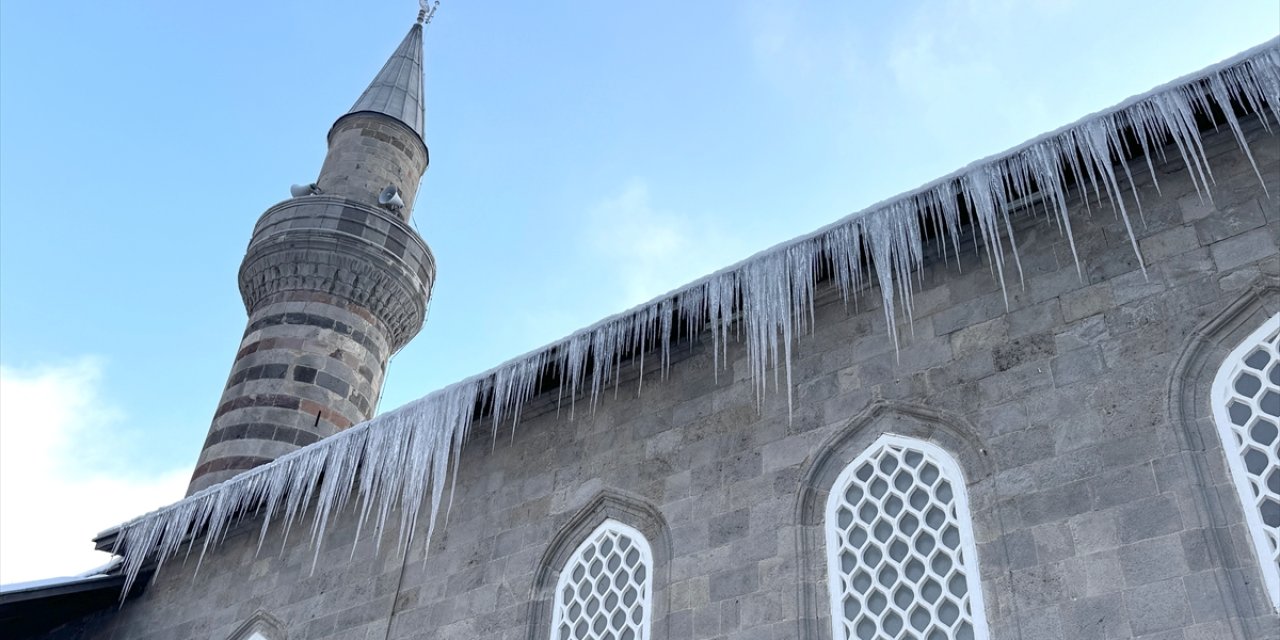 Doğu Anadolu'da göletler dondu, ev, iş yeri ve araçların camları buz tuttu