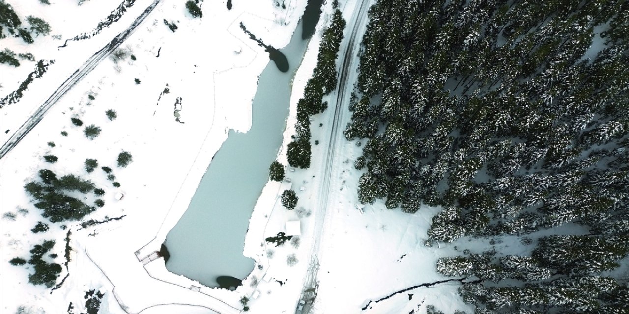 Kastamonu'da yüzeyi buz tutan gölet ve orman dron ile görüntülendi