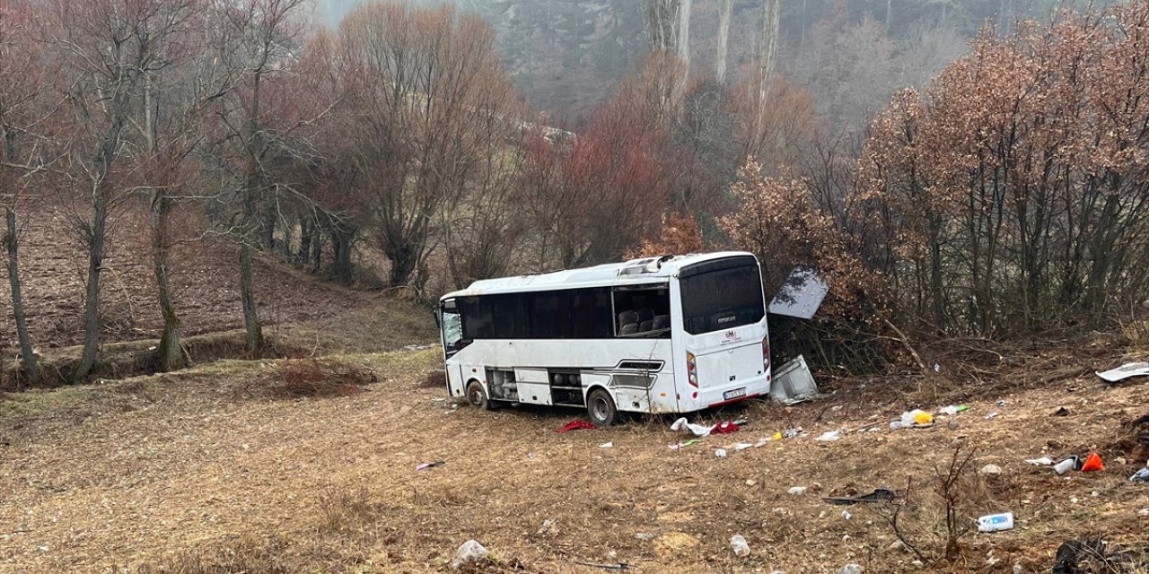 Kütahya'da şarampole savrulan işçi servisindeki 1 kişi öldü, 7 kişi yaralandı