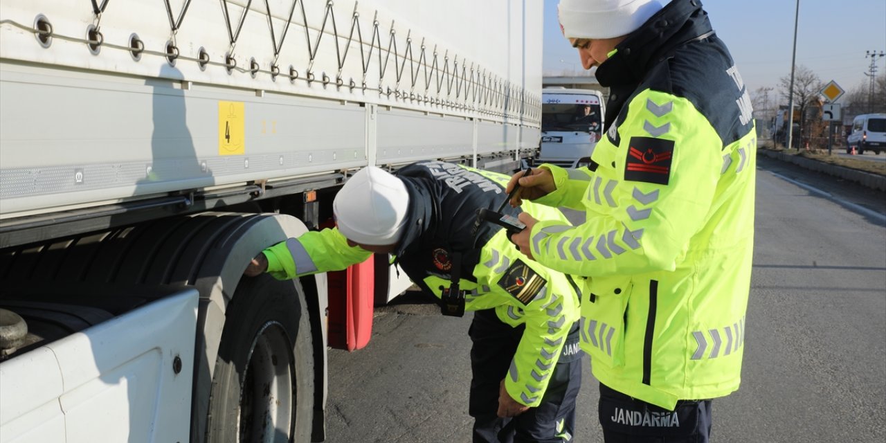 Van'da trafik ekipleri "zorunlu kış lastiği" denetimi yaptı