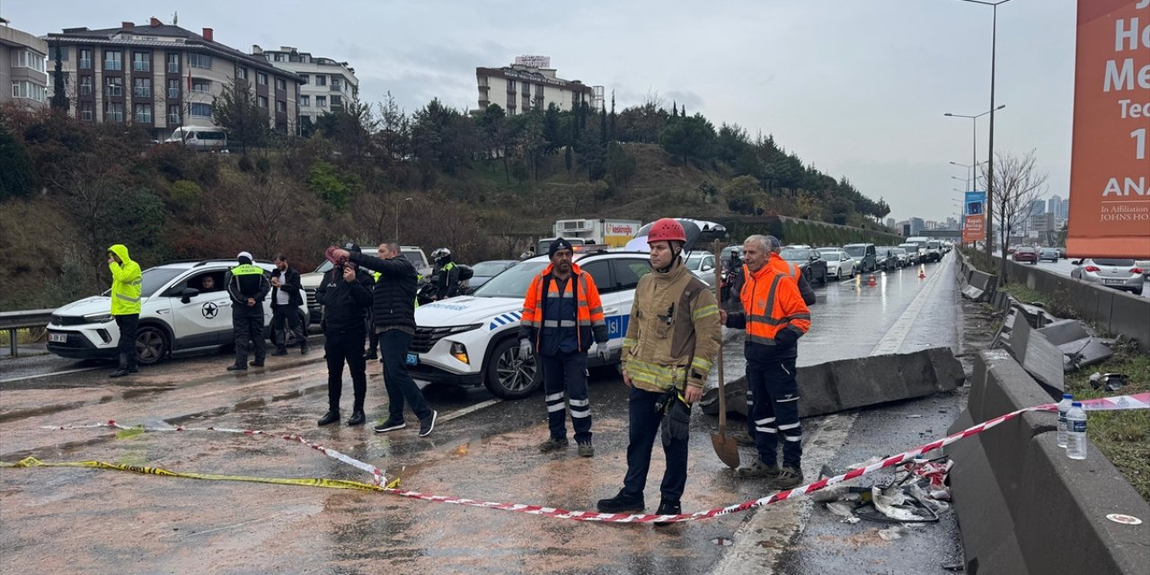 GÜNCELLEME - Maltepe'de devrilen midibüsün sürücüsü öldü, 7 kişi yaralandı