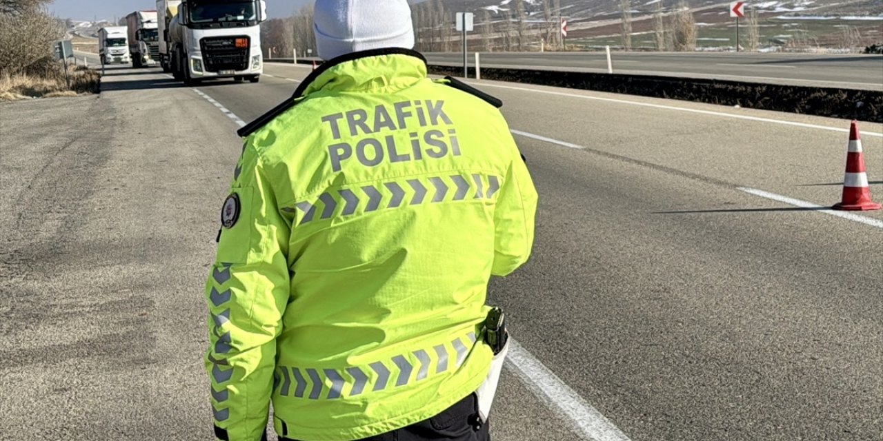 Kırşehir'de trafik ekipleri "zorunlu kış lastiği" denetimi yaptı