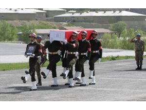 Hakkari'de şehit asker için tören