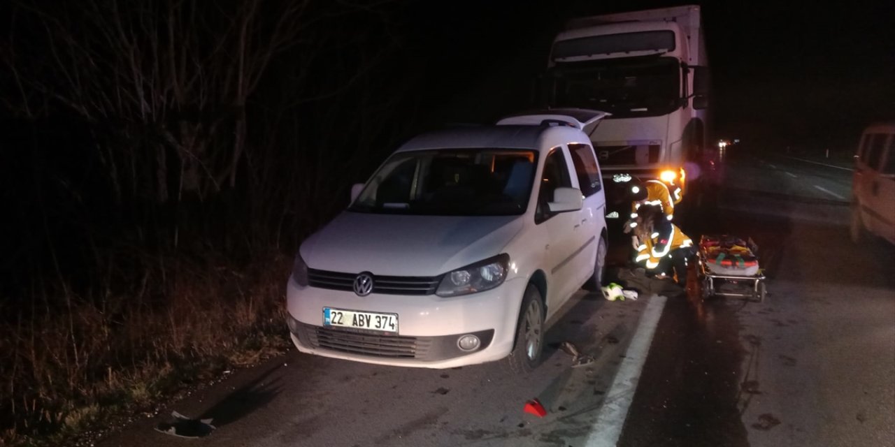 Edirne'de arızalanan tırından inen sürücü, başka bir tırın çarpması sonucu öldü