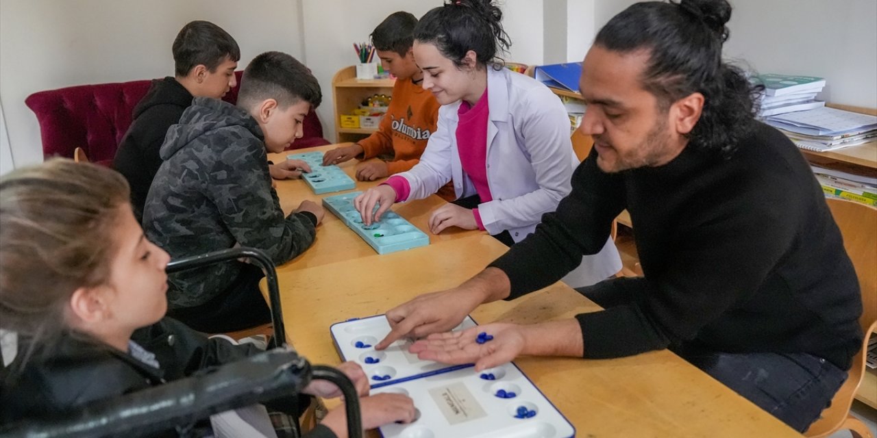 Diyarbakır'da "özel çocuklar" mental gelişimleri için zeka oyunu mangala öğreniyor