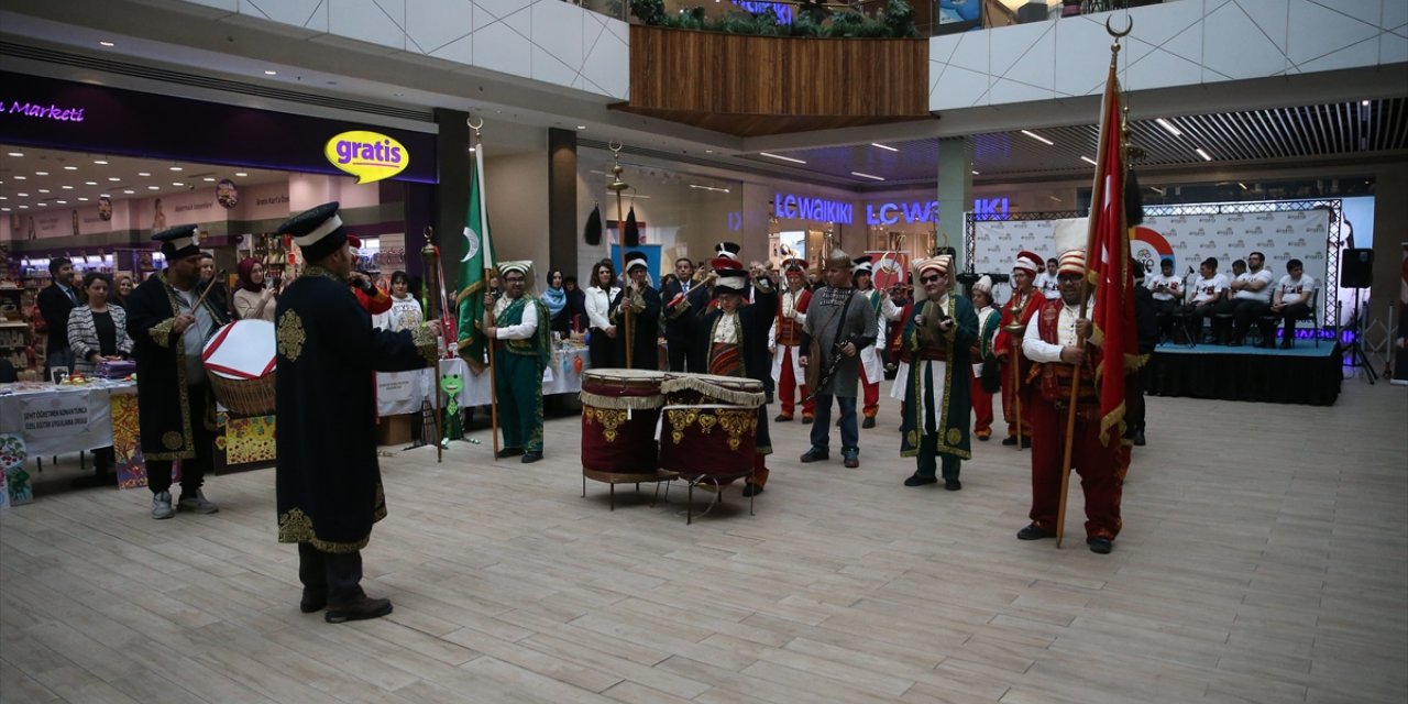 Edirne'de engelli öğrenciler dans ve müzik gösterisi sundu, eserlerini sergiledi