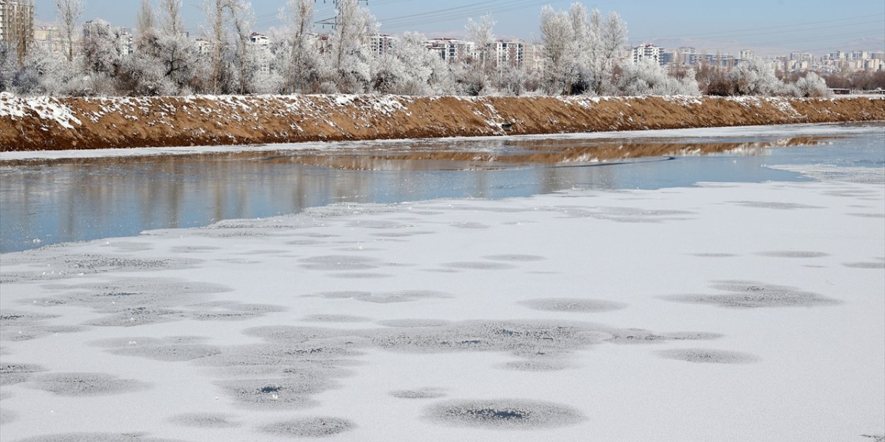 Sivas'ta Kızılırmak Nehri'nin bir bölümü buz tuttu