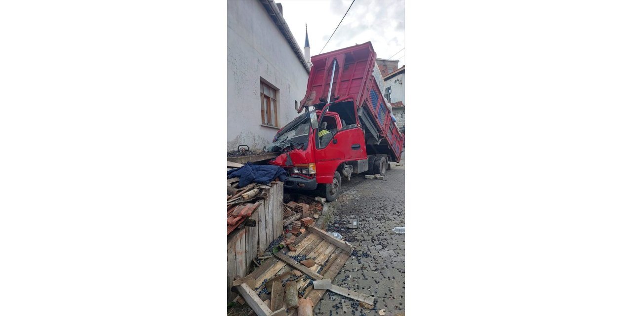 Manisa'da eve çarpan kamyonetteki 1 kişi öldü, 2 kişi yaralandı