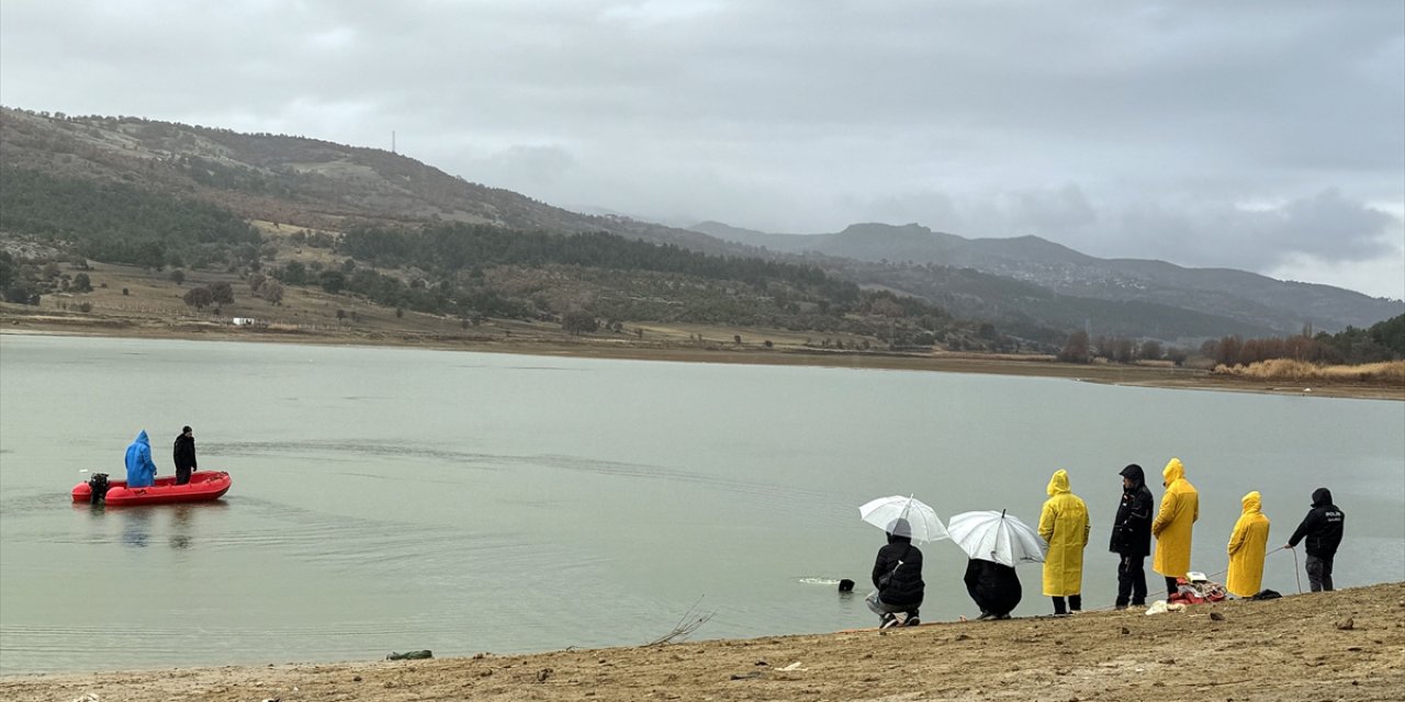 Uşak'ta kaybolan kişiyi gölette arama çalışmaları sürüyor