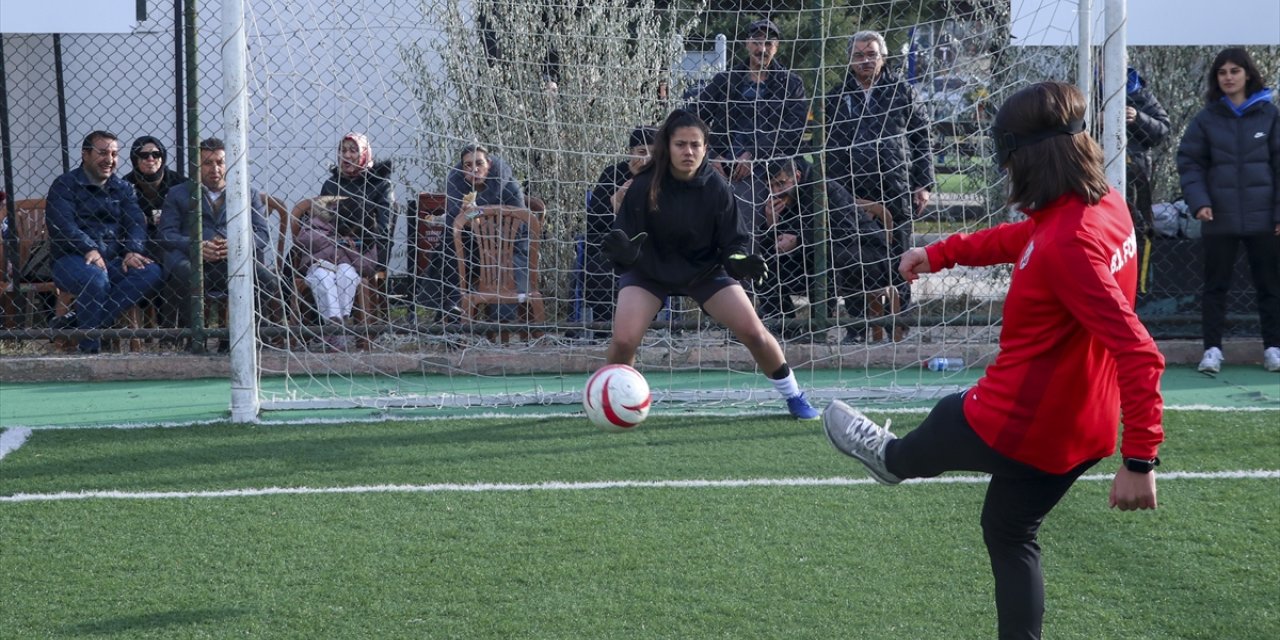 Gözlerini bağlayan kadın futbolcular görme engelli meslektaşlarıyla maç yaptı