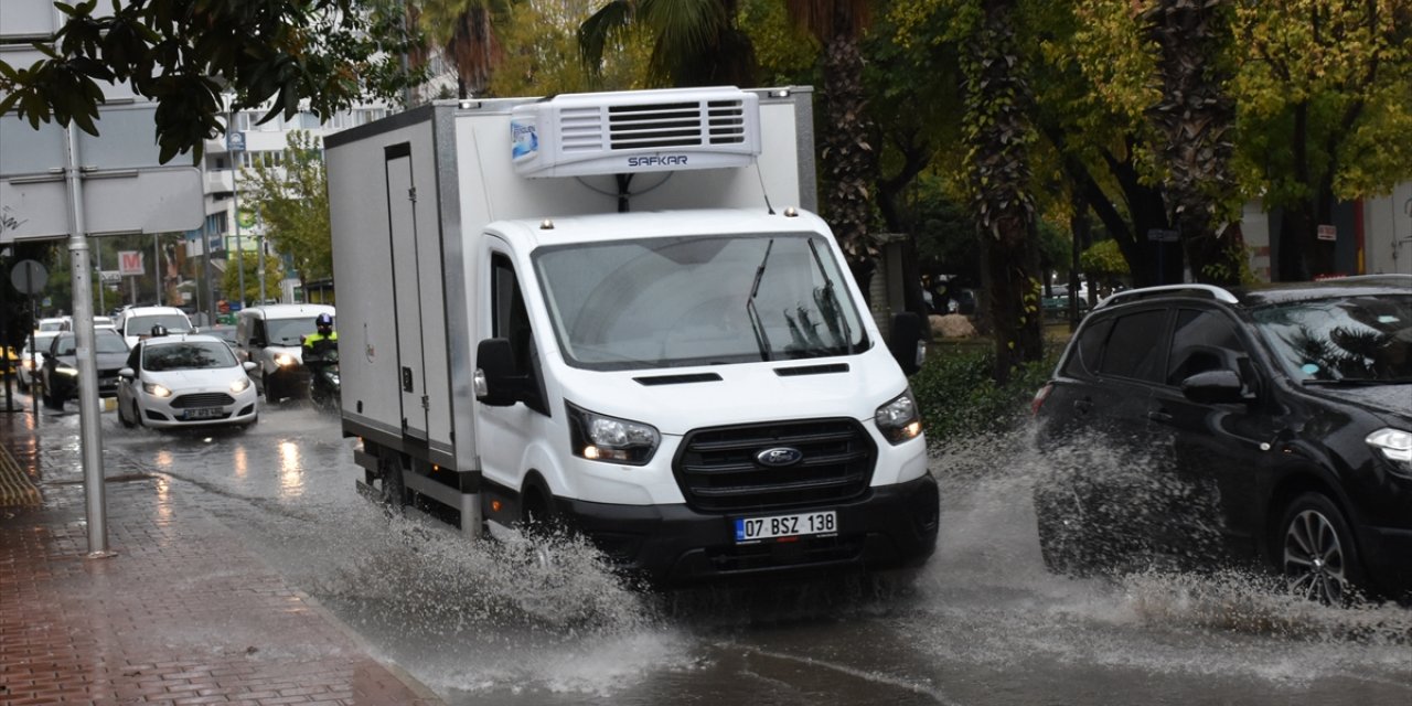 Antalya'da yağış etkili oldu