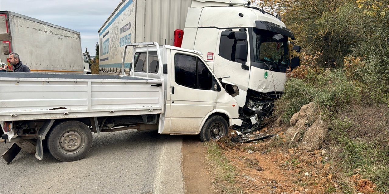 Kocaeli'de zincirleme trafik kazasında 3 kişi yaralandı