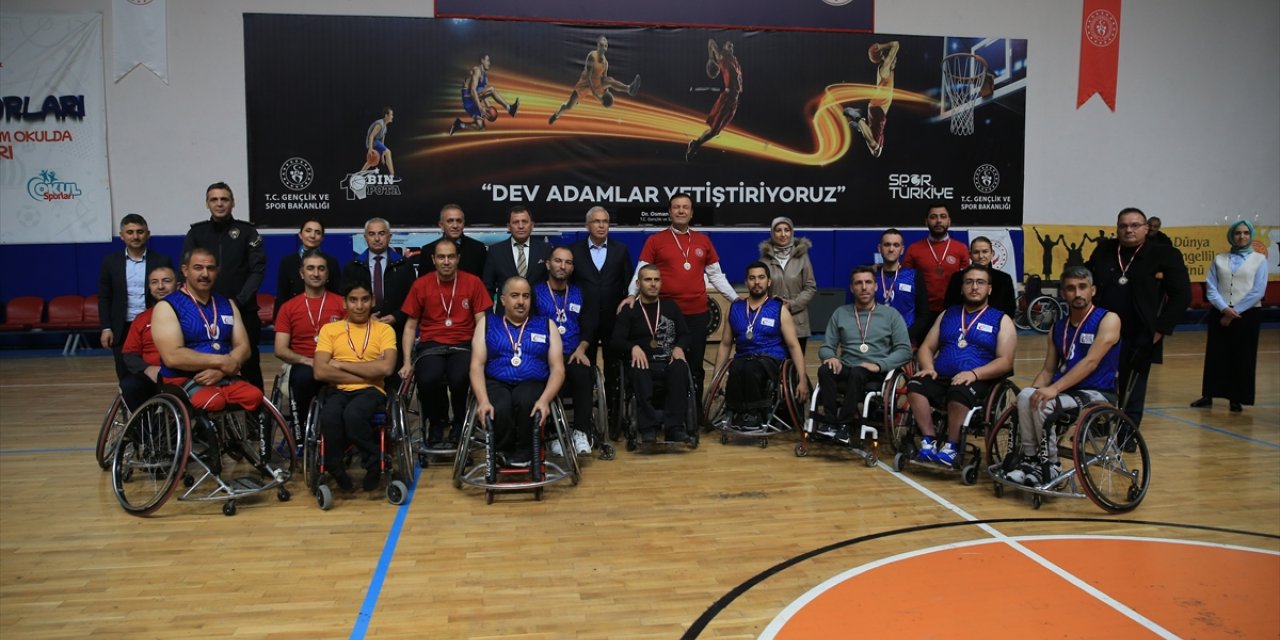 Kayseri'de kamu kurumlarının müdürleri ile engelliler, tekerlekli sandalyede basketbol maçı yaptı