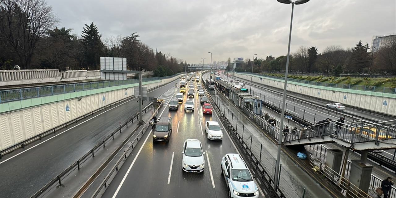 İstanbul'da yağışın da etkisiyle trafik yoğunluğu yüzde 78'e ulaştı