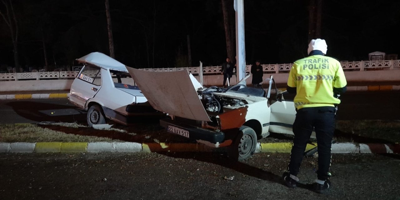 Edirne'de aydınlatma direğine çarparak ikiye bölünen otomobildeki 1 kişi öldü, 1 kişi yaralandı