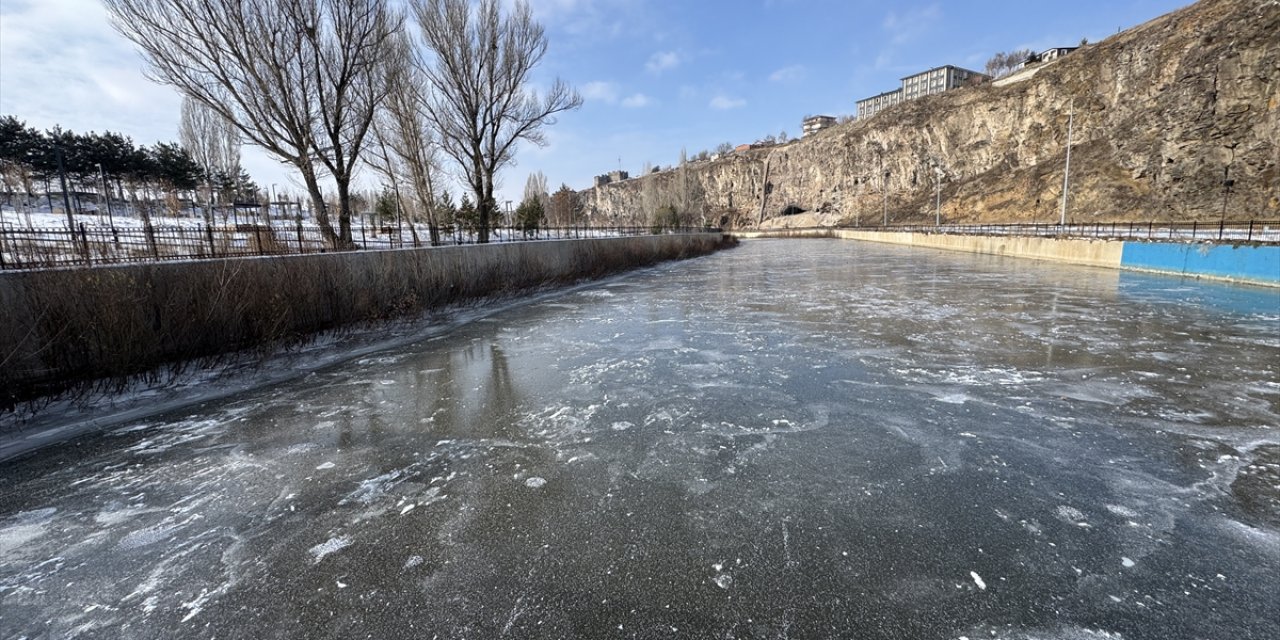 Termometrelerin eksi 22'yi gösterdiği Erzurum gece buz kesti