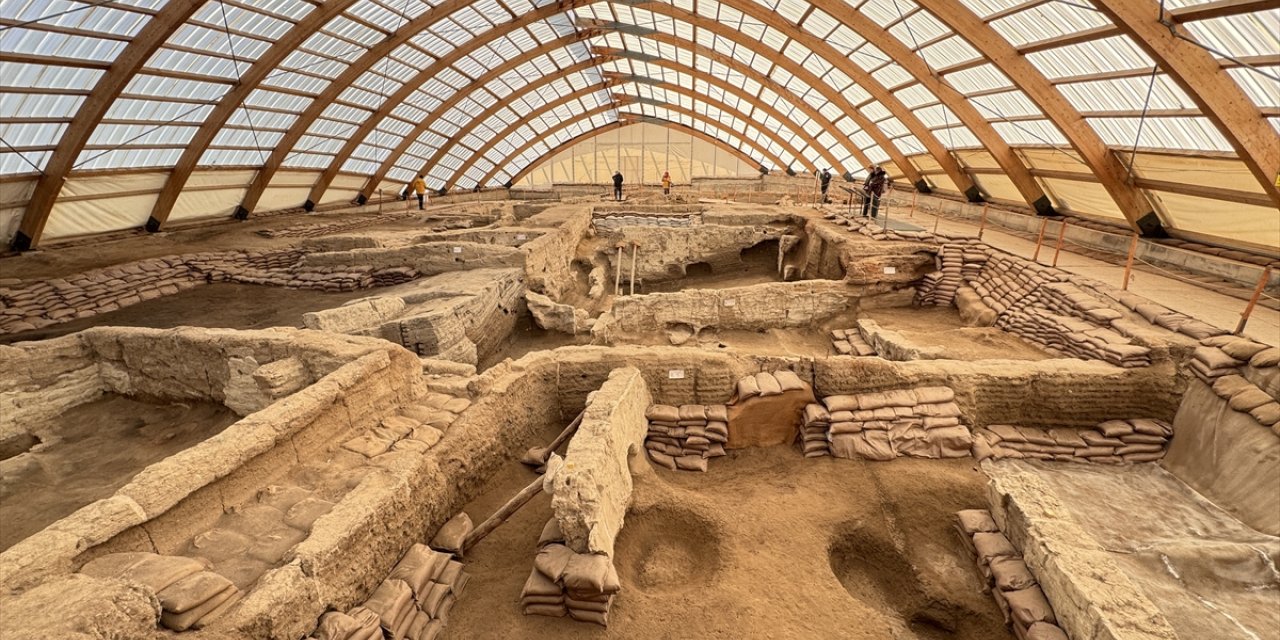 Çatalhöyük'te ziyaretçiler 9 bin yıl öncesini deneyimleme imkanı buluyor