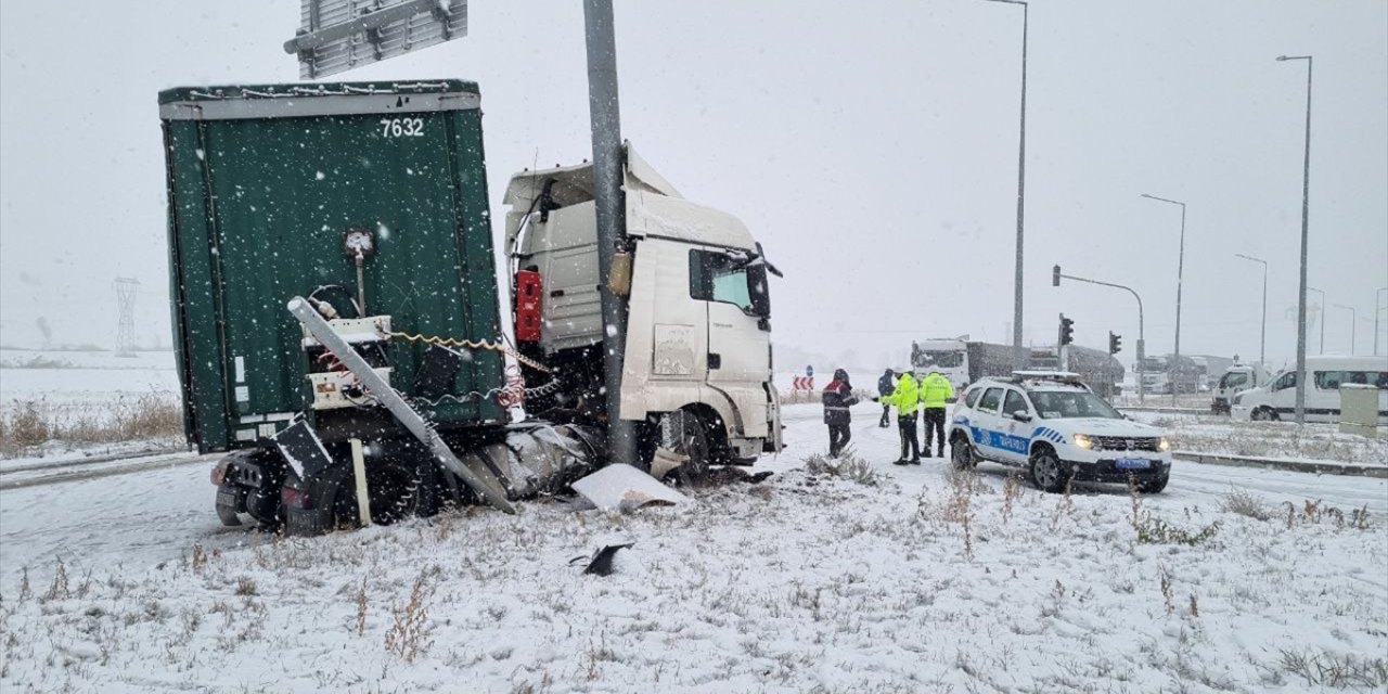 Refüje çarpan tır nedeniyle Çorum-Yozgat kara yolu 2 saat ulaşıma kapalı kaldı