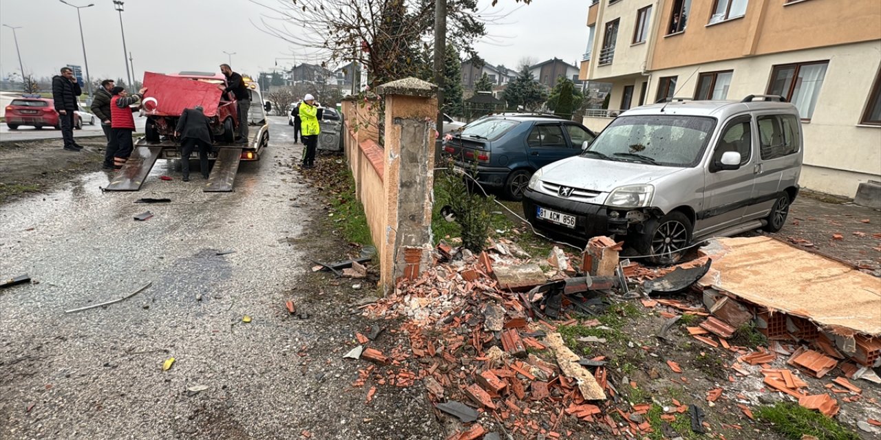 Düzce'de sitenin bahçe duvarına çarpan otomobildeki 5 kişi yaralandı