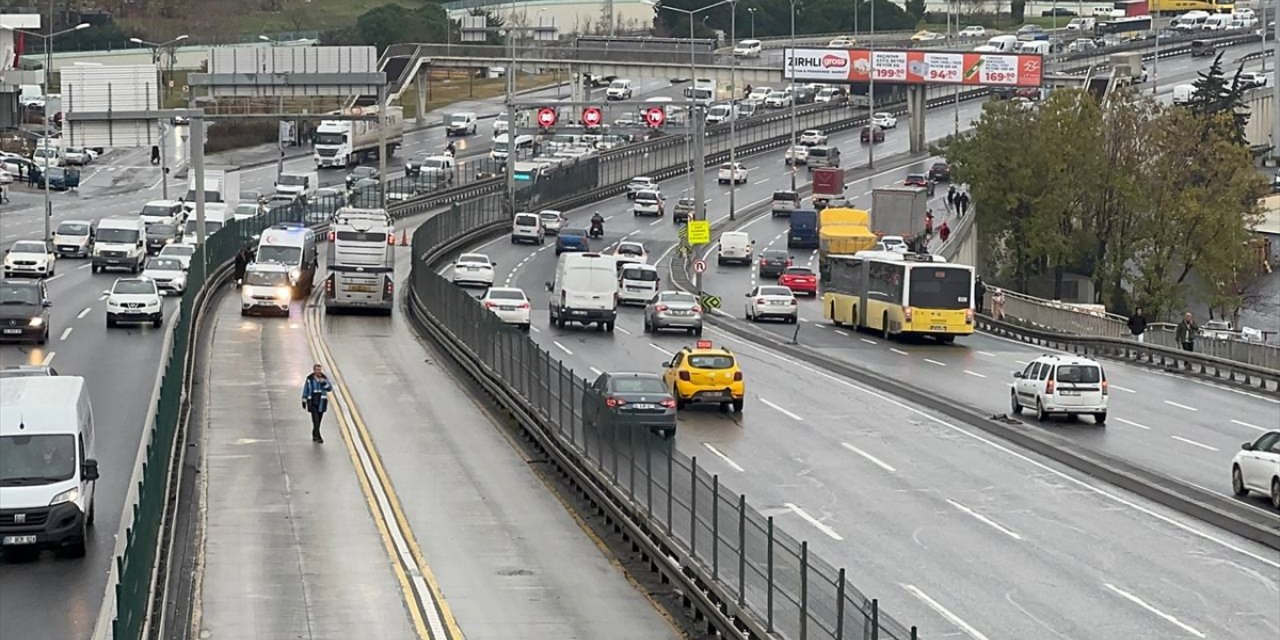 Fırlayan rögar kapağının kapısını kırdığı metrobüsten yolcunun düşmesi araç kamerasında