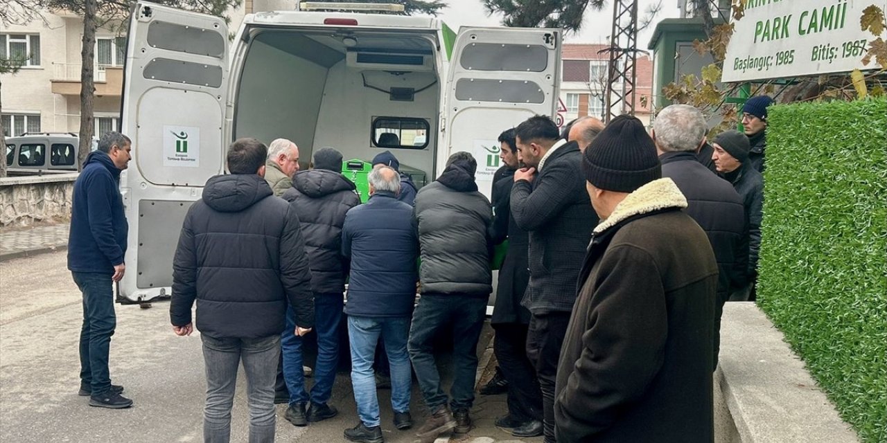 Eskişehir'de garajda çalıştırdığı aracının egzozundan çıkan gazdan zehirlenen kişi öldü