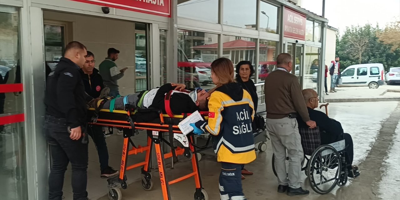 Adana'da otomobil ile kamyonetin çarpışması sonucu 6 kişi yaralandı