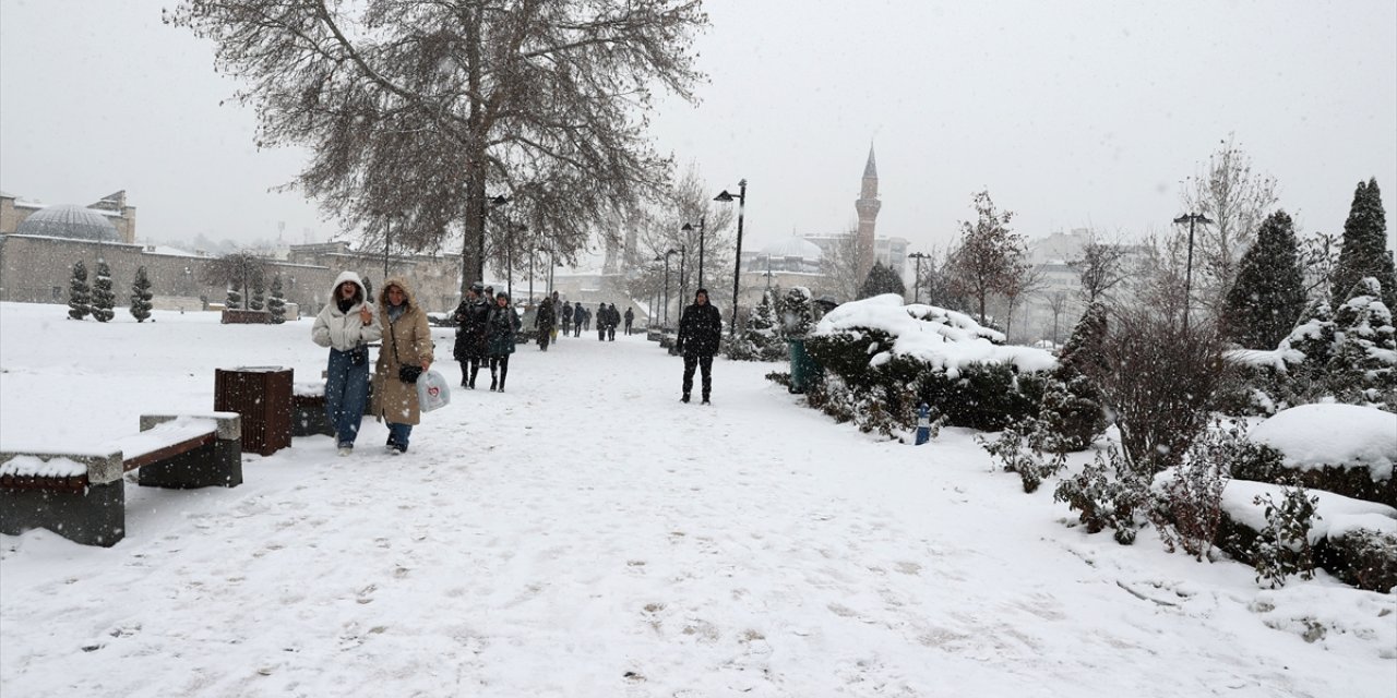 Sivas'ta kar yağışı etkili oluyor