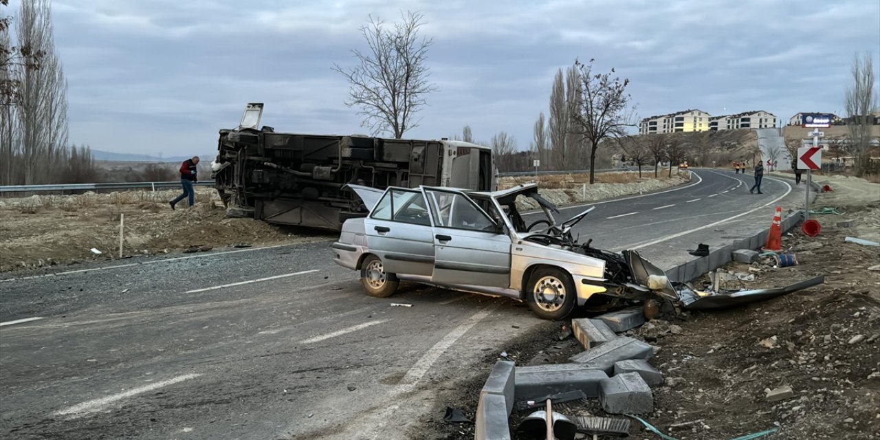 Nevşehir'de otomobille öğrenci servisinin çarpıştığı kazada 24 kişi yaralandı