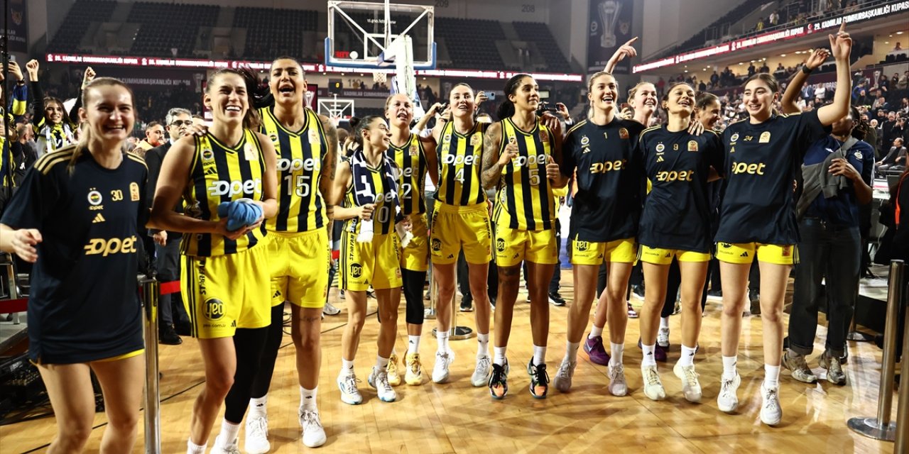 Fenerbahçe Opet Kadın Basketbol Takımı, kupasını düzenlenen törenle aldı