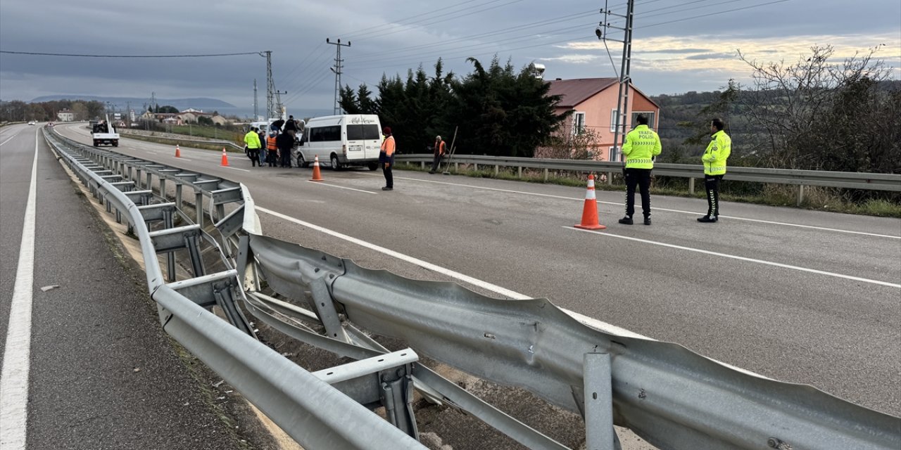 Sinop'ta servis minibüsünün devrildiği kazada 15 kişi yaralandı