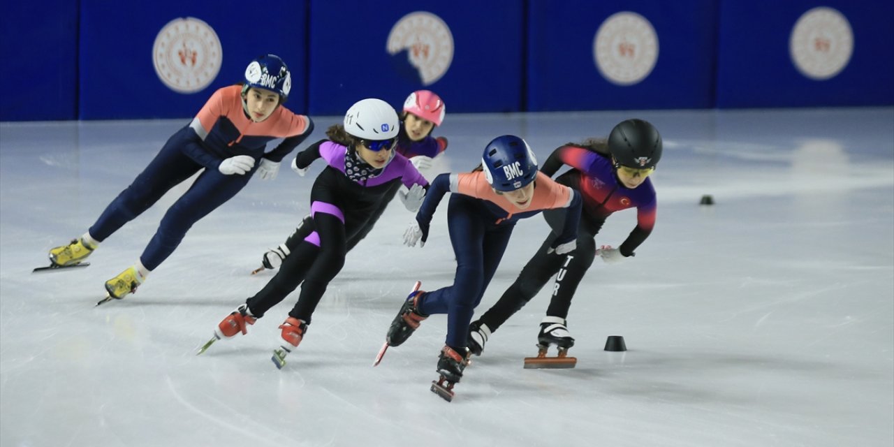 Milli buz patenciler, olimpiyat kotası için piste çıkacak